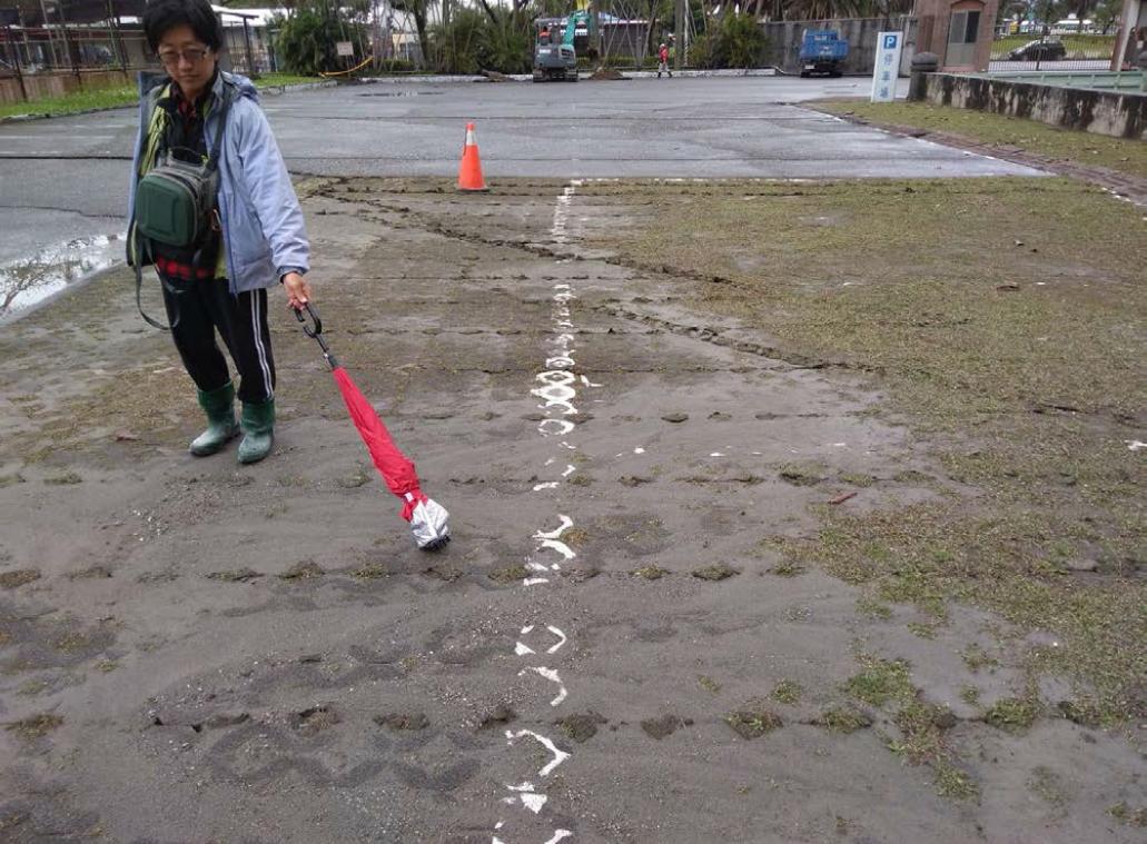 花蓮縣花蓮市民心里東華大學美崙校區體育館東南方停車場地裂、噴砂。(根據經濟部中央地質調查所, 2018)